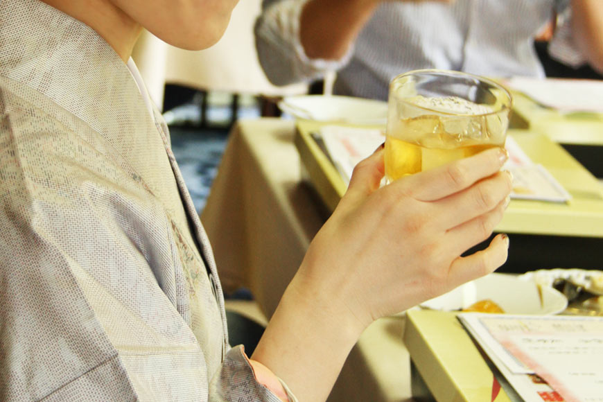 お酒は似合うが、猫背が…