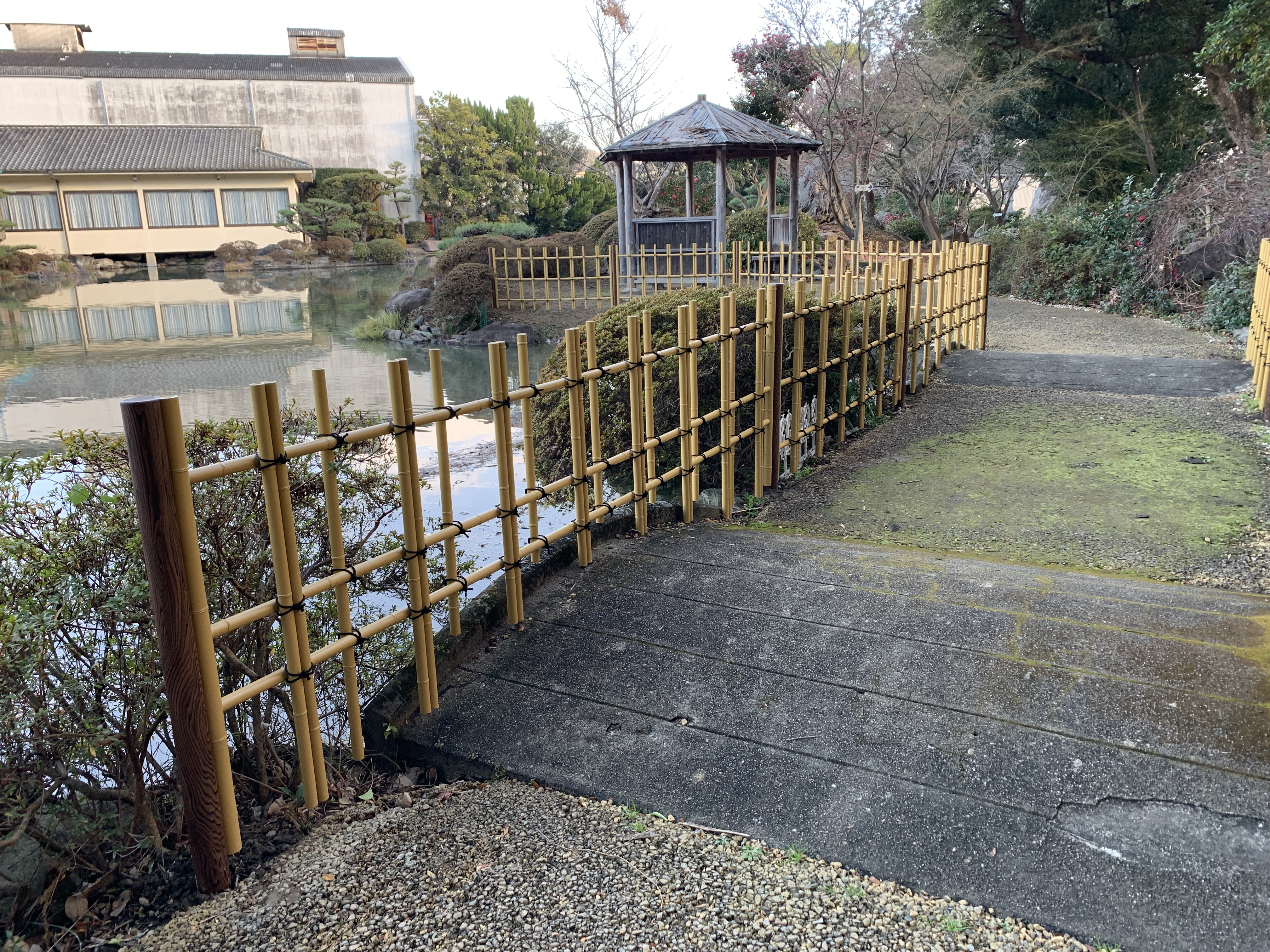 長久庵です。日本庭園に新たな柵できました。