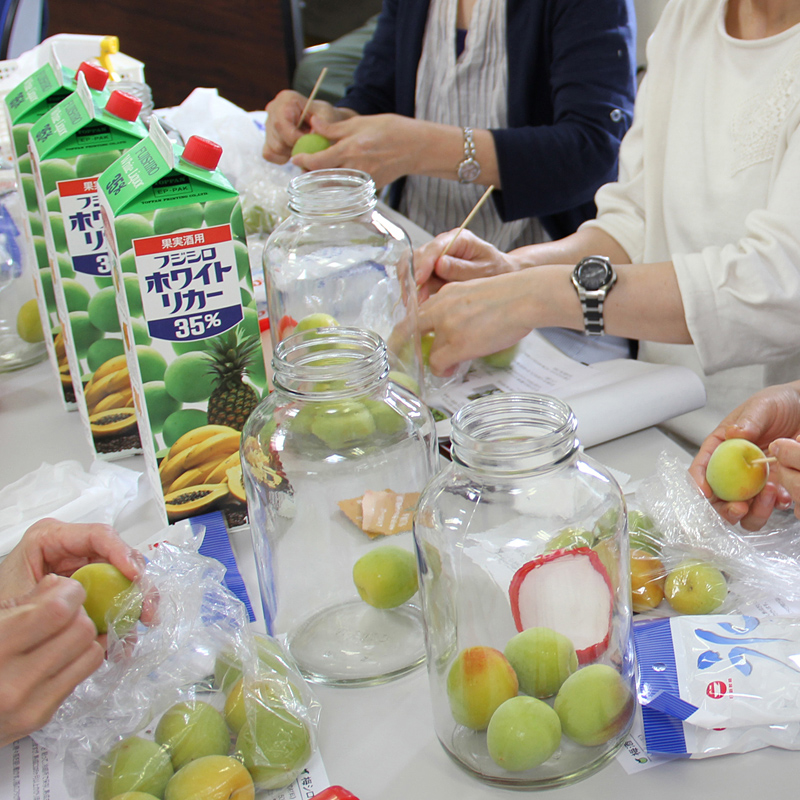 自分でつくる梅酒漬込み体験◎